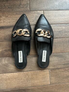 Steve Madden Black Pointed Leather Mules with Gold Chain